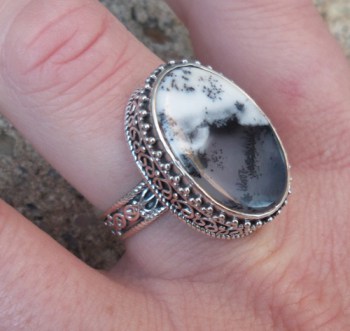 Zilveren ring ovale Dendriet Opaal gezet in bewerkte setting 18 